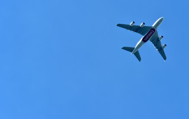 Ein Flugzeug fliegt über Bichelsee. (Bild: Reto Martin)