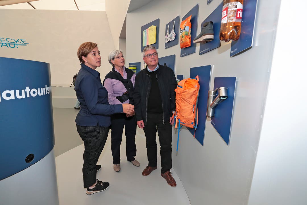Andrea Portmann von Aargau Tourismus erklärt den Besucher Susanne und Ulrich Amsler aus Rotkreuz den Stand. (Bild: Roger Zbinden (Zug, 20. Oktober 2018))