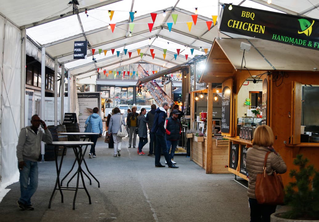 Besucher schlendern durch den Street Food Market. (Bild: Stefan Kaiser (Zug, 23.Oktober 2018))