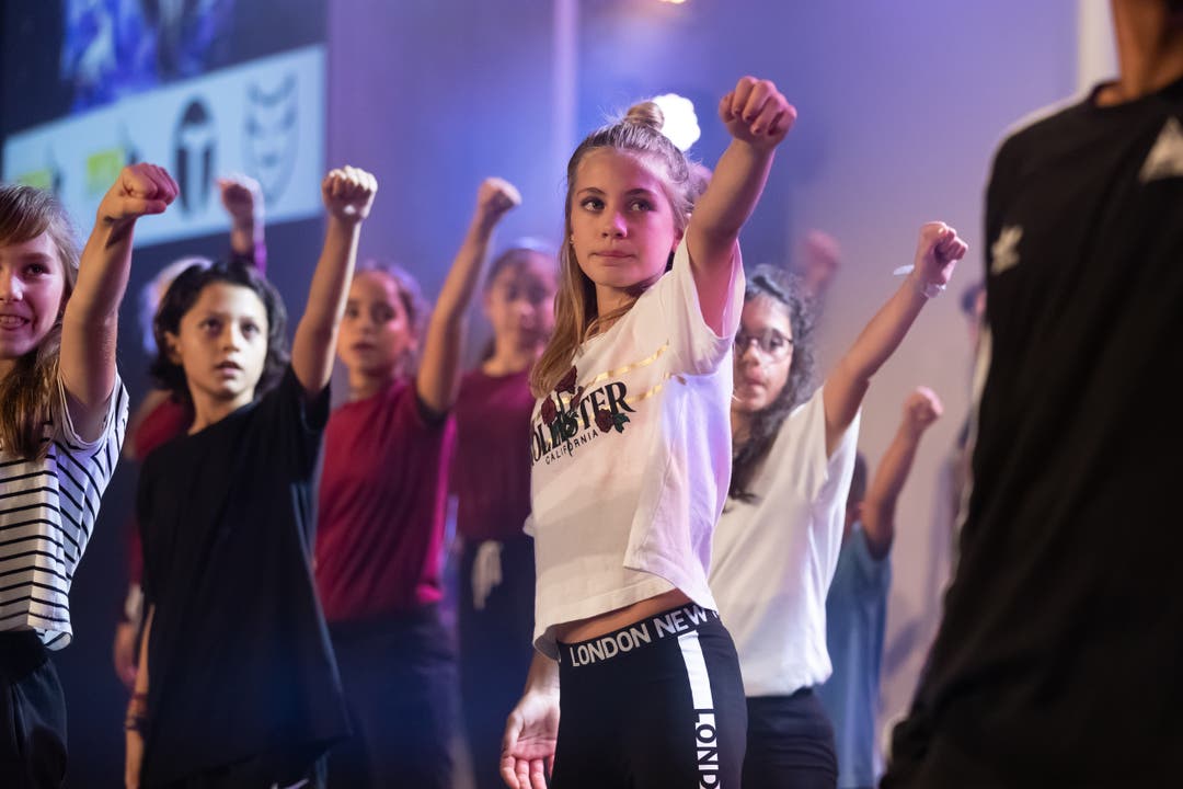 Die Mavment Dance School mit einer Tanzeinlage an der Eröffnung. (Bild: Roger Zbinden (Zug, 20. Oktober 2018))