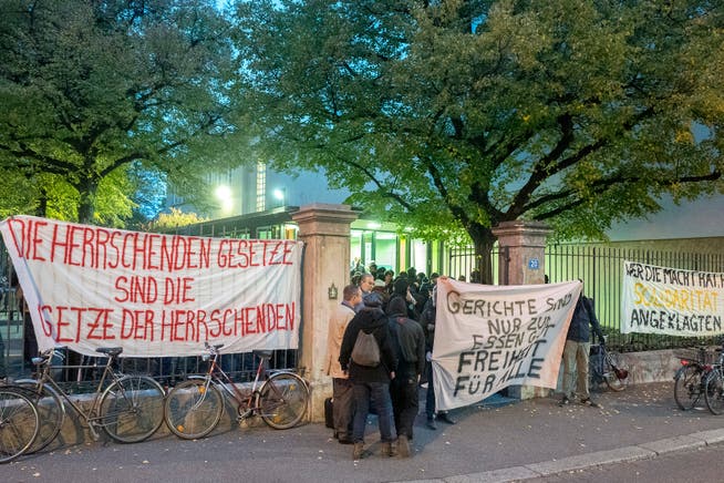 Vor dem Basler Gerichtsgebäude demonstrieren Unterstützer der Angeklagten. (Bild: Kenneth Nars/BZ (25. Oktober 2018))