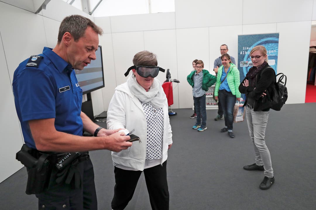 Brigitte Meier aus Wädenswil testet am Stand der Zuger Polizei bei Harald Hirzel die Rauschbrille. (Bild: Roger Zbinden (Zug, 20. Oktober 2018))