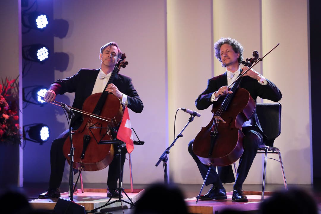 Das Duo Calva sorgt an der Eröffnung der Zuger Messe für Unterhaltung. (Bild: Roger Zbinden (Zug, 20. Oktober 2018))