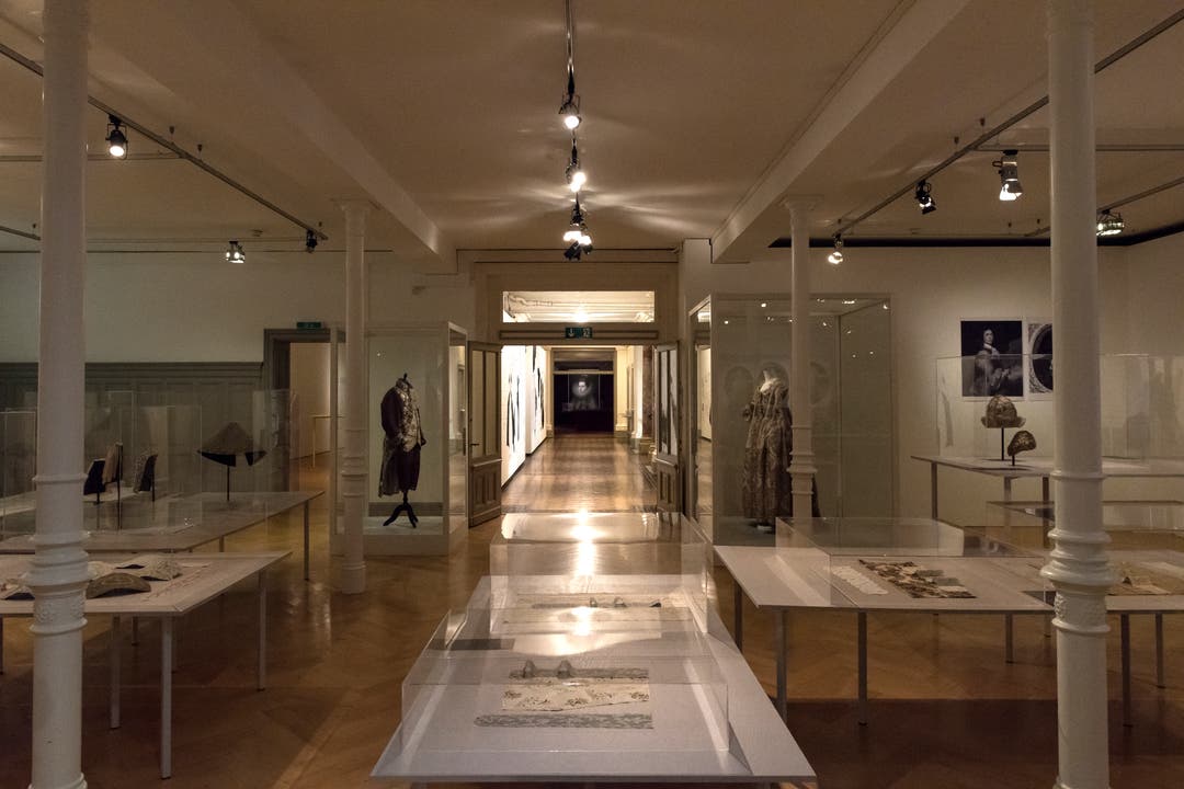 Blick in die Ausstellung "Die Spitzengesellschaft" im St.Galler Textilmuseum. (Bild: Thomas Hary)
