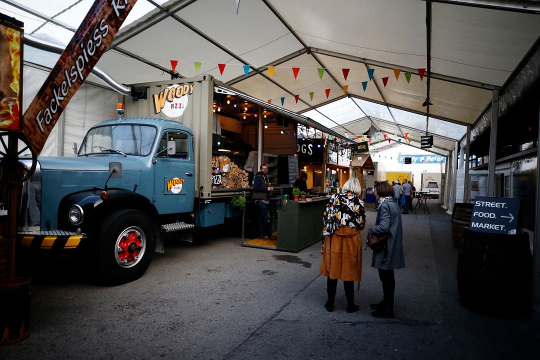 Anstatt des Restaurant Aegerital gibts nun ein Street Food Market mit verschiedenen Ständen. Auf dem Bild ist ein Saurer-Truck des Standes Woody Pizza zu sehen. (Bild: Stefan Kaiser (Zug, 23.Oktober 2018))