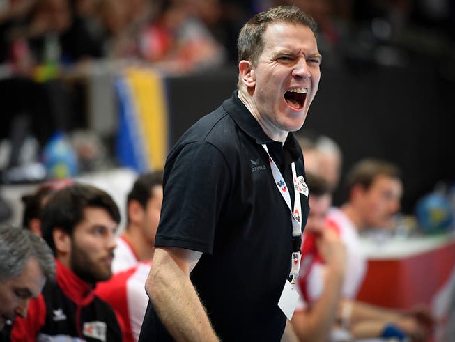 Handball-Nationaltrainer Michael Suter treibt sein Team an (Bild: KEYSTONE/GIAN EHRENZELLER)
