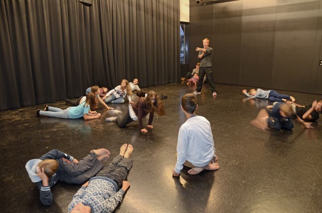 Spielleiter Pascal Demarais zeigt im Spielraum-Theaterkurs den 9- bis 12-jährigen Kindern verschiedene Körper- und Atemübungen. (Bild: Miriam Cadosch)
