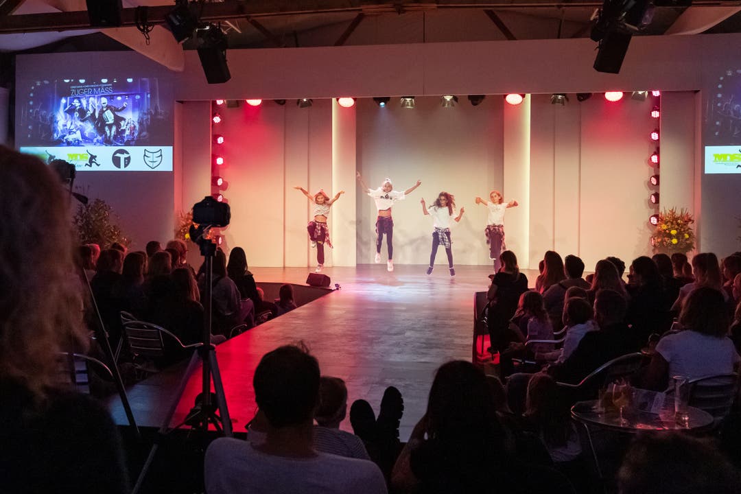 Die Movment Dance School mit einer Tanzeinlage an der Eröffnung. (Bild: Roger Zbinden (Zug, 20. Oktober 2018))
