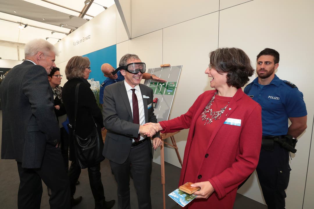 Die Regierungsräte Urs Hofmann (Aargau) und Manuela Weichelt-Picard (Zug) testen die Rauschbrille. (Bild: Roger Zbinden (Zug, 20. Oktober 2018))