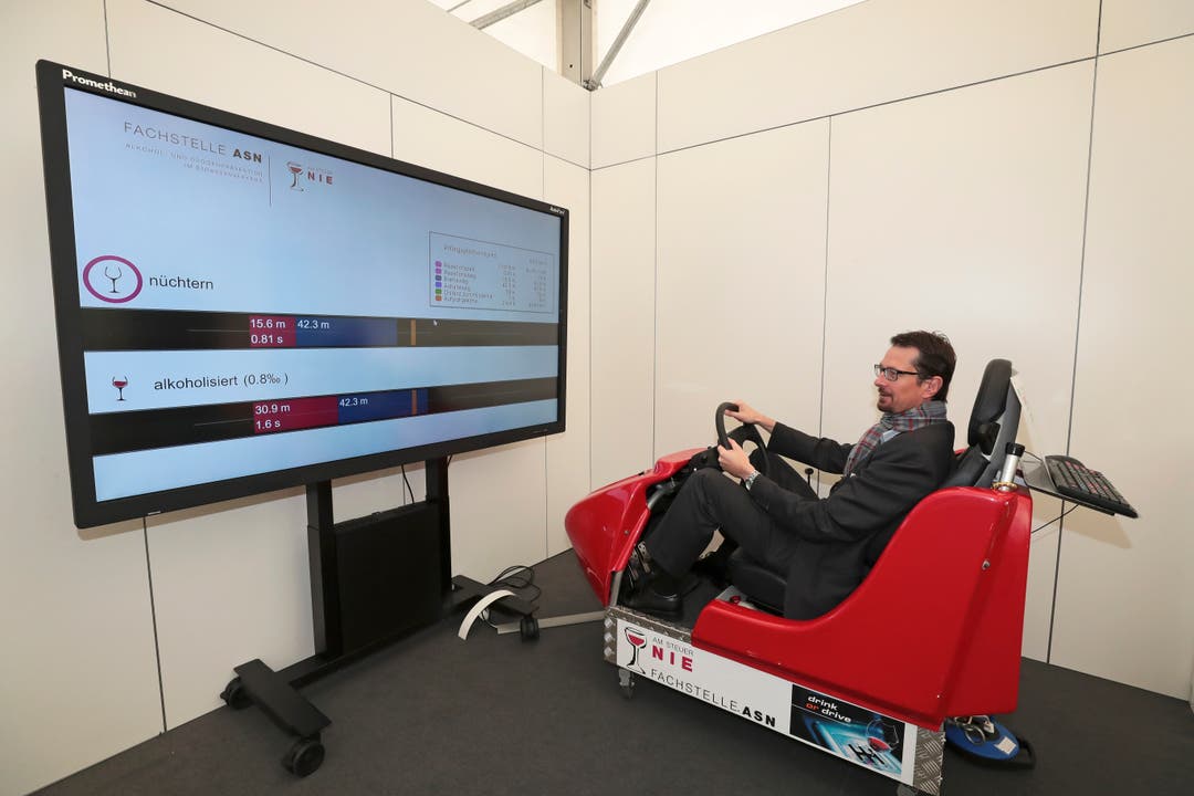 Der Zuger Stadtrat Urs Raschle testet, wie gut er unter Alkoholeinfluss am Simulator Autofahren kann. (Bild: Roger Zbinden (Zug, 20. Oktober 2018))