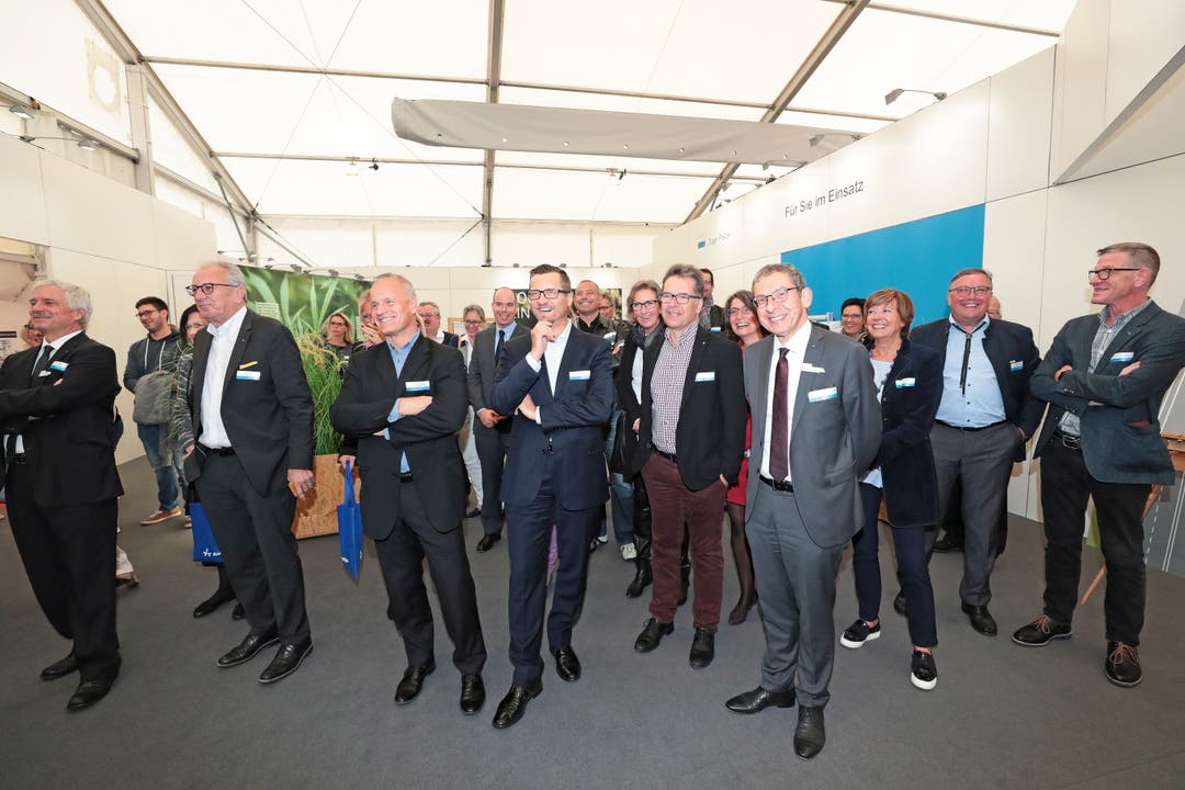 Geladene Gäste schauen sich die Ausstellung an. (Bild: Roger Zbinden (Zug, 20. Oktober 2018))