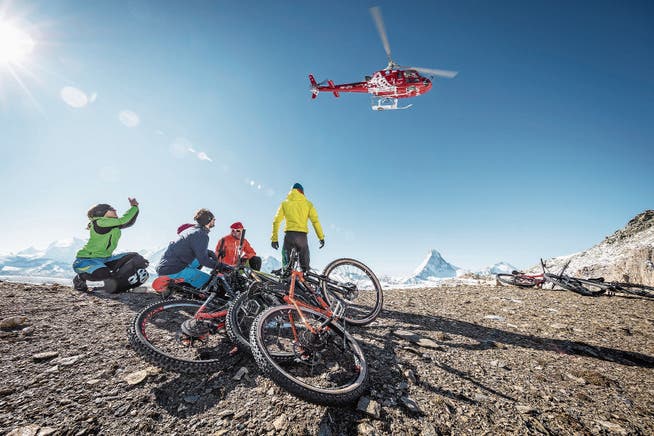 Bequem, aber umstritten: Heli-Biking in der Nähe von Zermatt. Bild: Pascal Gertschen/PD
