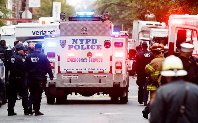 New Yorker Polizeioffiziere bei einem Postgebäude in Manhattan, wo eine weitere verdächtige Sendung entdeckt und von Bombenentschärfern unschädlich gemacht wurde. (Bild Keystone/EPA/JUSTIN LANE, 26. Oktober 2018)