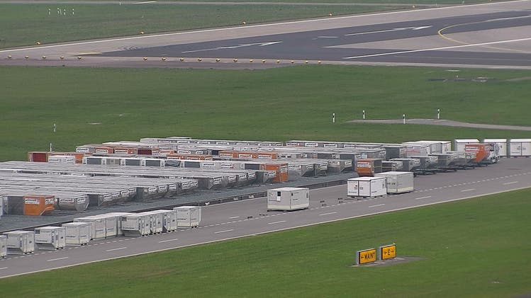 Am Flughafen Zürich liegen tonnenweise Briefe und Pakete herum. (Bild: Webcam Flughafen Zürich)