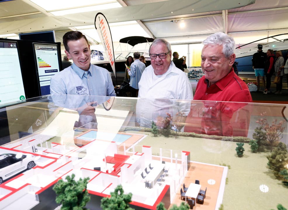Andreas Brand (links) erklärt Alois und Hans Meier am Stand von Swiss Energy Tour, wie man Energie spart im Haushalt. (Bild: Stefan Kaiser (Zug, 25.Oktober 2018))