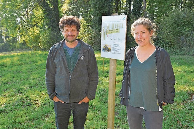 Pro-Natura-Thurgau-Geschäftsführer Markus Bürgisser und Praktikantin Lisa Vaterlaus beim Platz für die Tümpel. (Bild: Mario Testa)