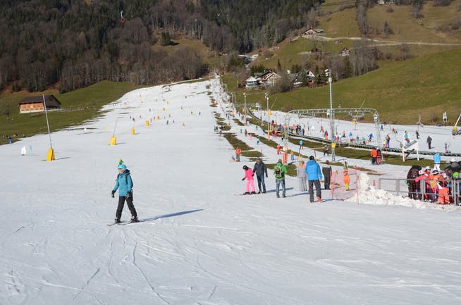 Skibetrieb auf der Klostermatte bei der Talstation der Brunni-Bahnen. (Bild: Martin Uebelhart, Engelberg, 13. Januar 2018)