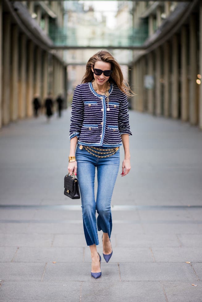 Tweed ist auch der Stoff der Fashionistas: Ein schickes gewobenes Wolljäckchen zu Jeans. (Bild: Getty)