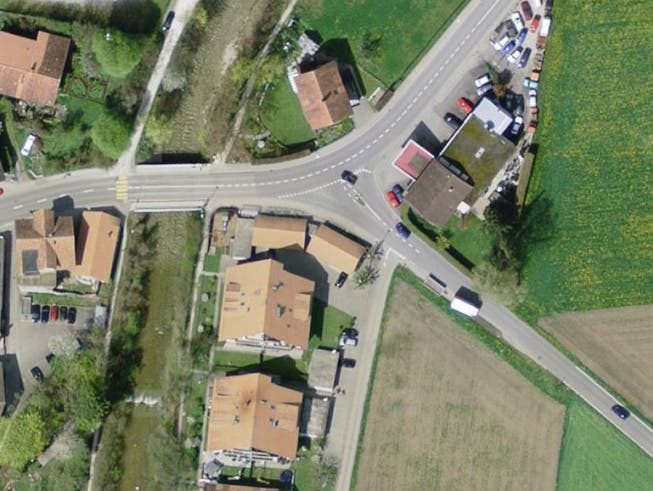 Bei einem Verkehrsunfall mit drei Autos ist am Donnerstag in Wattenwil ein Mann an einer Tankstelle schwer verletzt worden. (Bild: Swisstopo)