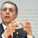 Aussenminister Ignazio Cassis will die Kritiker des Uno-Vetragswerks beschwichtigen. (KEYSTONE/ Peter Schneider)