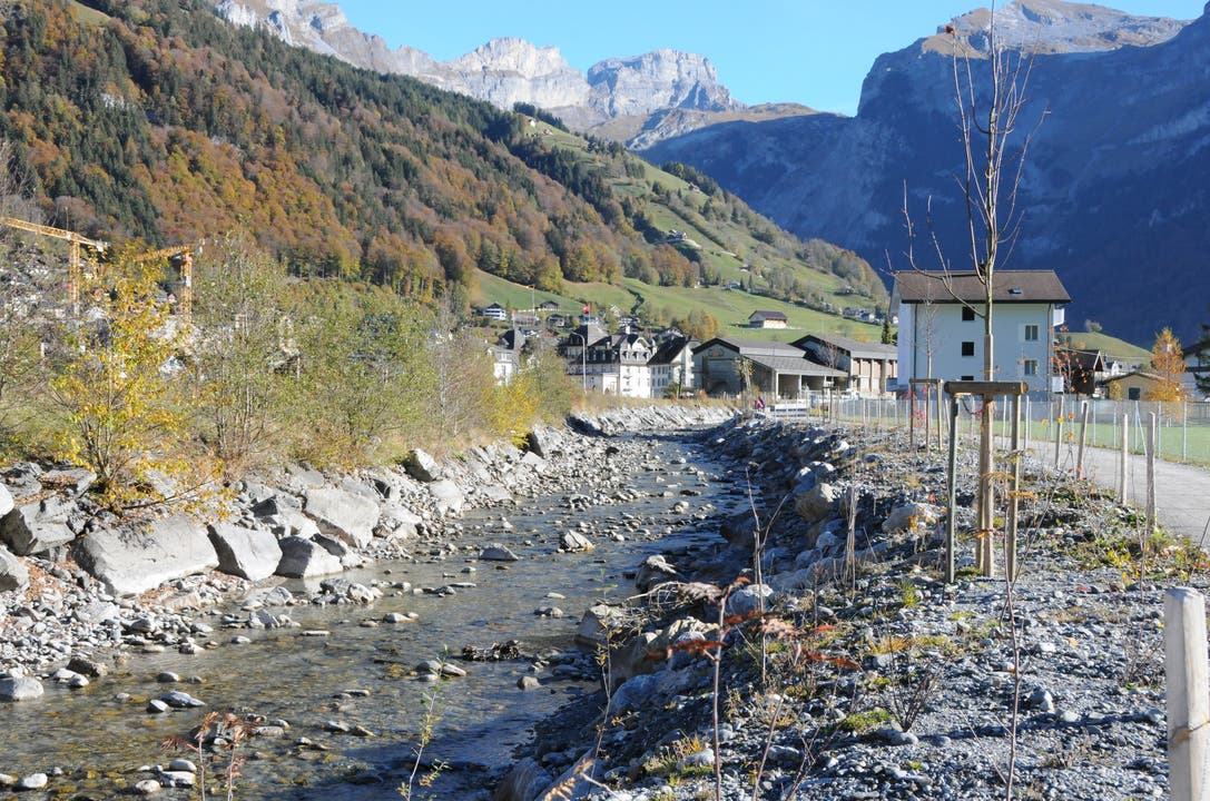 Hochwasserschutzprojekt Engelbergraa: Fertig gestellter Bereich unteres Rohr mit Bepflanzung. (Bild: Philipp Unterschütz, Engelberg, 26. Oktober 2018)