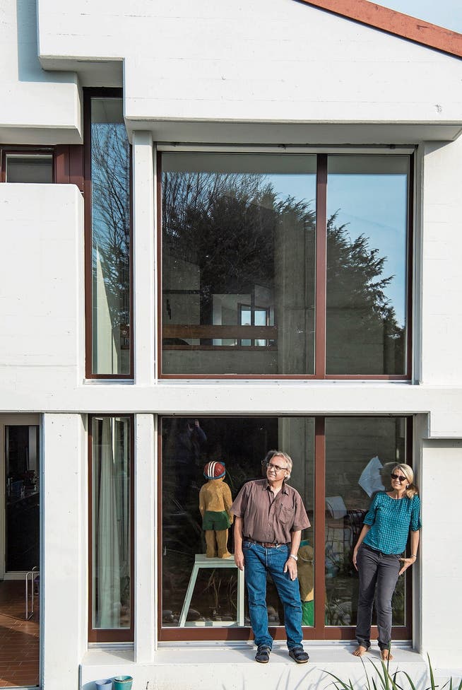 Vorbildlich: Beat und Brigitte Keller vor ihrem Haus, das nach einer umfassenden Sanierung nun extrem energieeffizient ist. (Bild: Nadia Schärli, Luzern, 23. Oktober 2018)