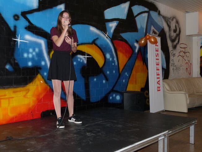Ein Geburtstagsständchen: Die 16-jährige Aadorferin Anja Kündig gab auf der Bühne «Dancing on my own» zum Besten. (Bilder: Kurt Lichtensteiger)