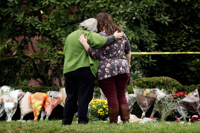 Zwei Frauen trösten sich gegenseitig vor der Tree-of-Life-Synagoge in Pittsburgh. (Bild: Matt Rourke/AP (28. Oktober 2018)) 