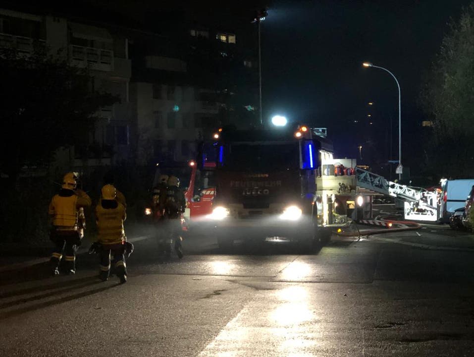Die Feuerwehr ist mit einem Grossaufgebot vor Ort. (Bild: Flurina Valsecchi, 28. Oktober 2018)