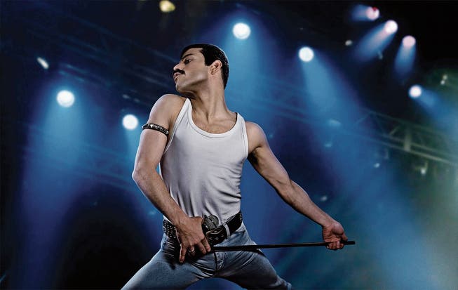 Der exzentrische Queen-Sänger Freddie Mercury wird sehr überzeugend von Rami Malek dargestellt. (Bild: Warner Bros. Pictures)