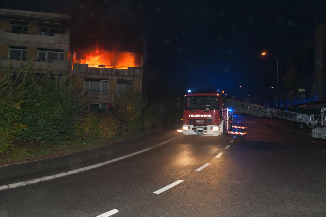 Das Wohnhaus in Littau steht in Flammen. (Bild: Feuerwehr Stadt Luzern)
