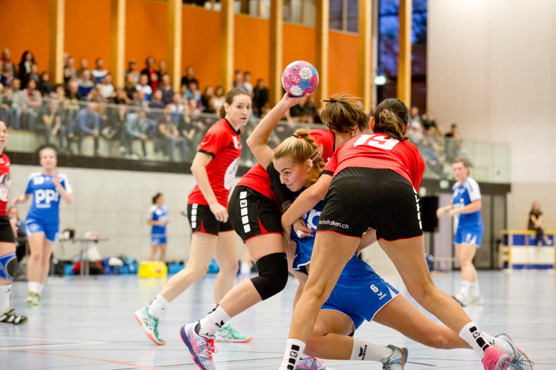 WeGames Weinfelden: Impressionen vom Handballspiel BSV Weinfelden (blau) - SC Frauenfeld (rot) (Bilder: Donato Caspari)