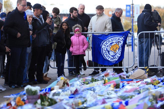 Grosse Anteilnahme am Tag nach dem Absturz beim Stadion von Leicester City. (Bild: Stephen Pond/Getty Images (Leicester, 28. Oktober 2018))