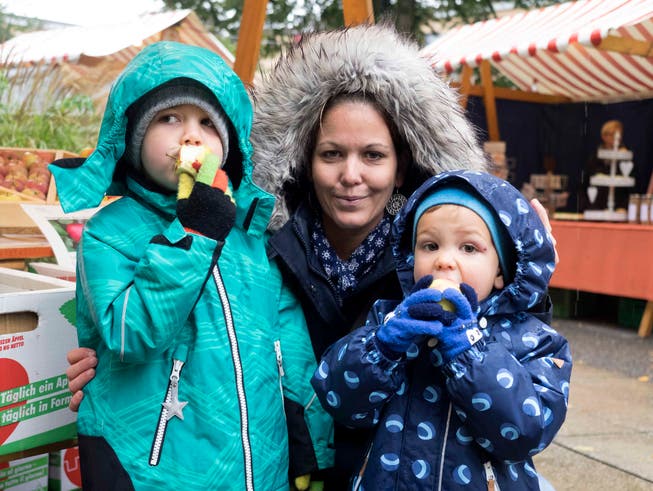 Warm eingepackt: Ramona Meier mit ihren beiden Söhnen Nils und Lian. (Bilder: Andreas Taverner)