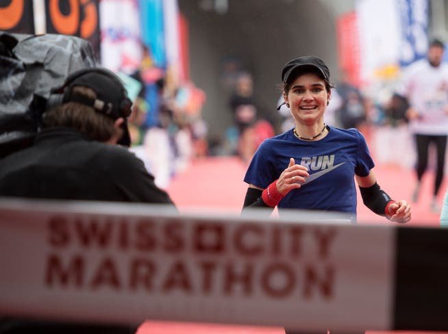 Emotionaler Triumph: Die Siegerin bei den Marathon-Frauen, Franziska Inauen, beim Zieleinlauf. (Bild: Corinne Glanzmann, 28. Oktober 2018)