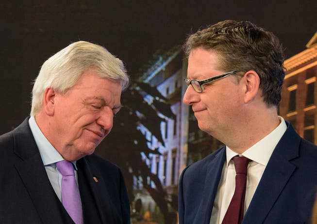 Lange Gesichter bei den Spitzenkandidaten: CDU-Ministerpräsident Volker Bouffier (links) und Thorsten Schäfer-Gümbel von der SPD. Bild: Oliver Dietze/Keystone (Wiesbaden, 28. Oktober 2018)