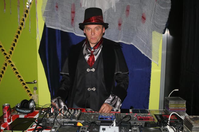 Jugendtreffleiter Stephan Mayenknecht kümmerte sich als DJ um die Musik im «Halloween-Treff». (Bild: Peter Spirig)