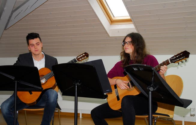 Nur eine von zahlreichen Darbietungen bei der Eröffnung: Leo Di Luzio und Myrtha Schmücker an der Gitarre. (Bild: Kurt Peter)