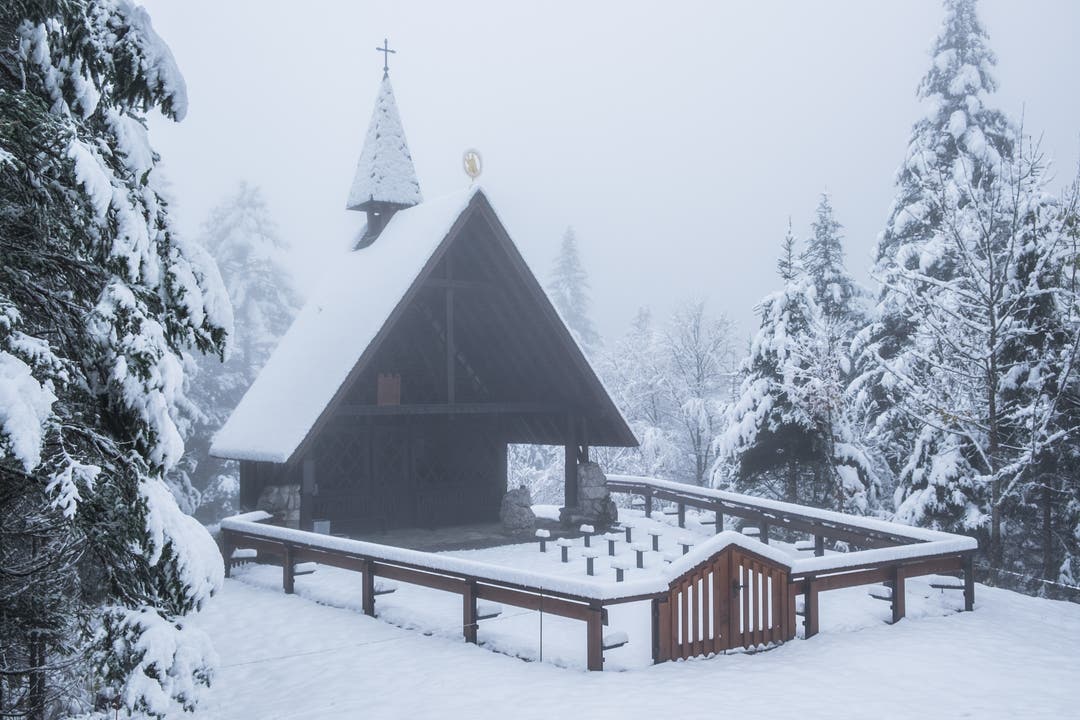 Wintereinbruch im Alpstein. Bergkapelle beim Plattenbödeli. (Bild: Franz Häusler)