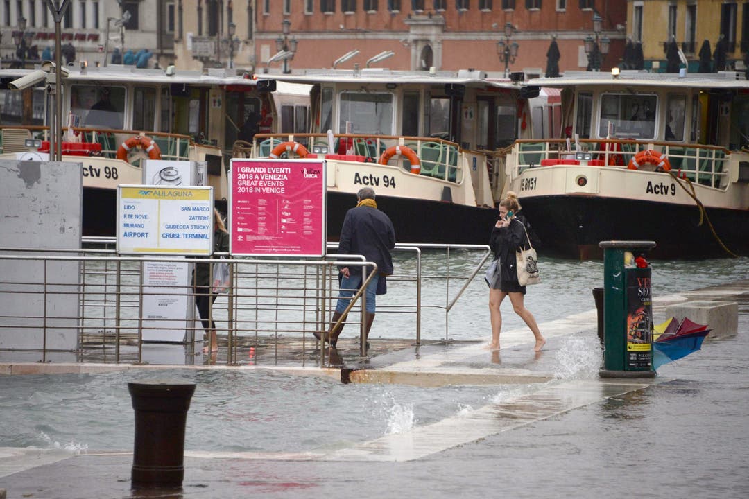 Touristen spazieren durch das Hochwasser in Venedig. (Bild: Andrea Merola/Keystone (29. Oktober 2018))