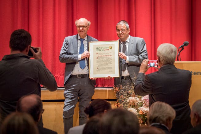 Karl Schmuki (links) erhält den Gossauer Preis von Stadtpräsident Wolfgang Giella. (Bild:Urs Bucher)
