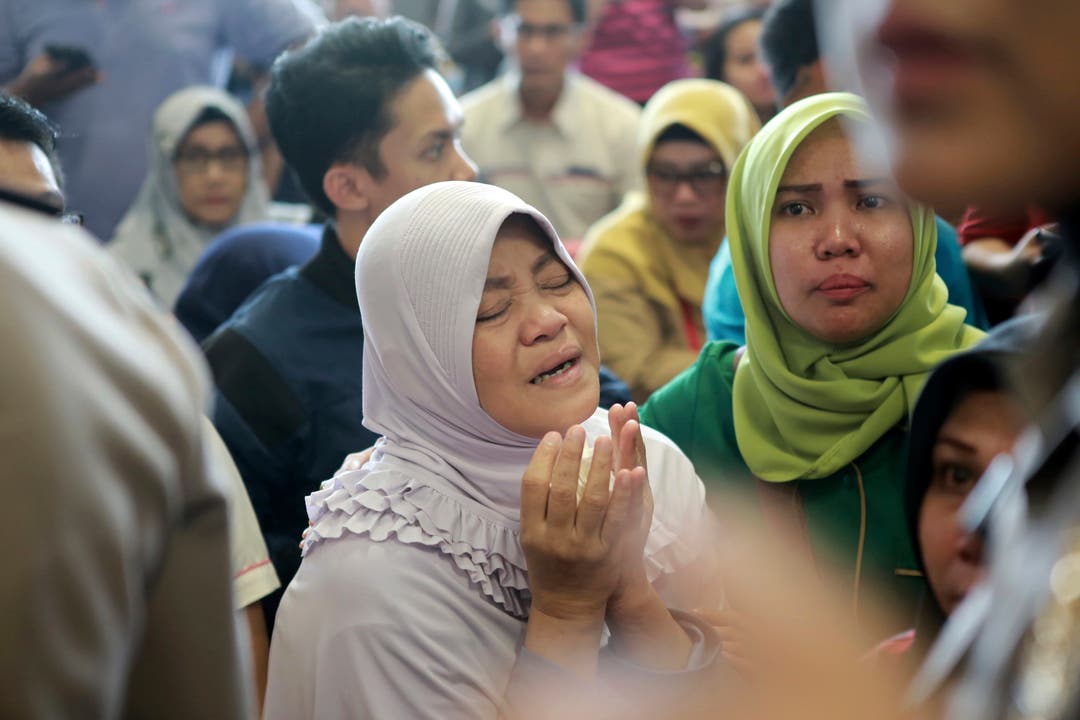 Angehörige der Passagiere haben sich am Depati Amir Flughafen in Pangkal Pinang, eingefunden und warten auf Neuigkeiten von den Behörden. (Bild: AP Photo/Hadi Sutrisno)