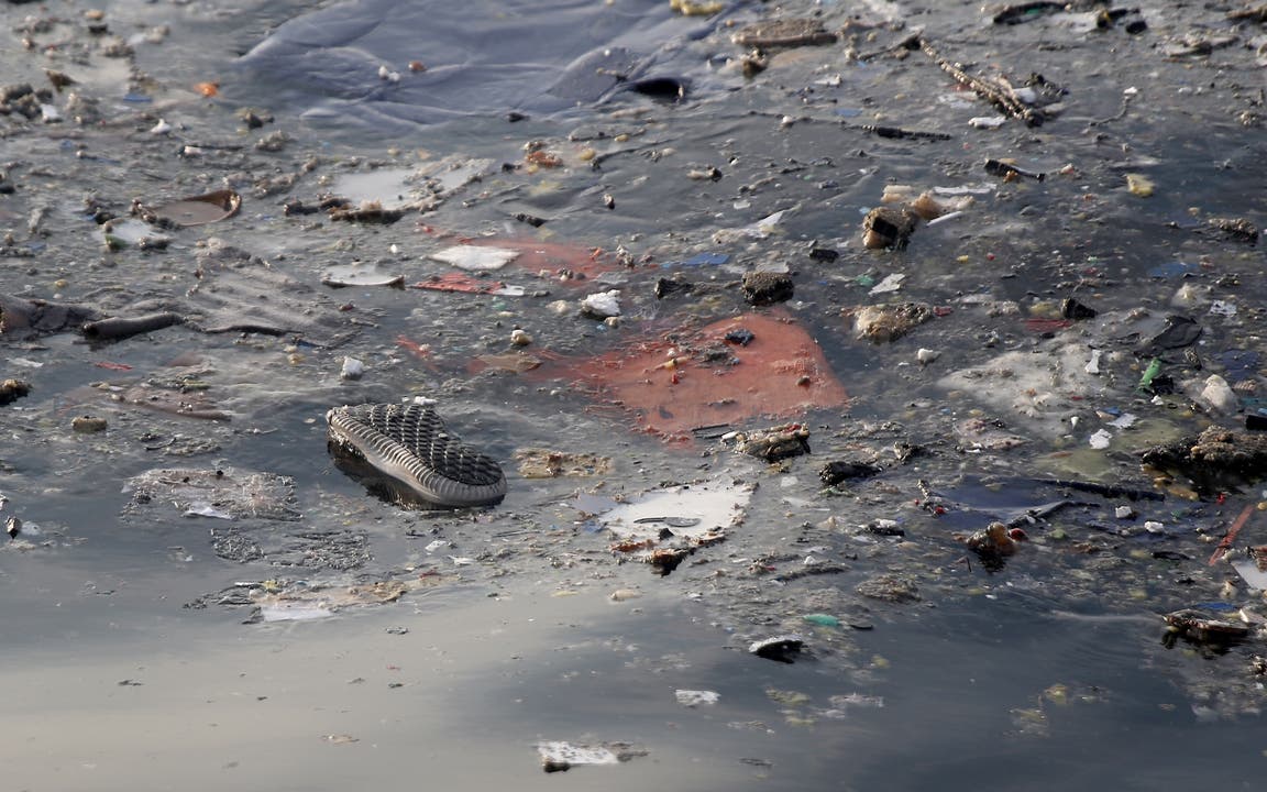 Trümmerteile im Meer. (Bild: EPA/STR)
