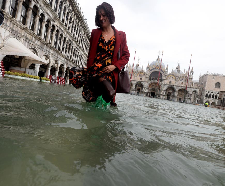 Der Wasserstand in Venedig lag am Montag 156 Zentimeter über dem Meeresniveau. Gemäss Vorhersagen könnte der Pegel noch bis auf 160 Zentimeter steigen. (Bild: Andrea Merola/Keystone (29. Oktober 2019))