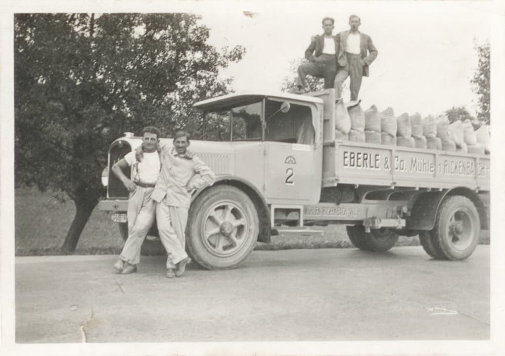 Bild aus den 1930er-Jahren: Stolz präsentieren Arbeiter der Eberle Mühle ihren Lastwagen samt der Ladung voll Mehlsäcken. (Bild: zVg)