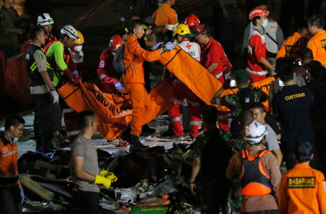 Rettungskräfte bringen die im Meer gefundenen Überreste der Absturz-Opfer in den Hafen von Jakarta. (Bild: Tatan Syuflana/Keystone (29. Oktober 2018)) 