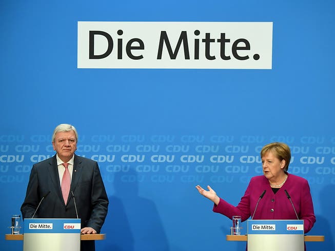 Bundeskanzlerin Angela Merkel (r.) und Hessens Ministerpräsident Volker Bouffier (CDU) vor den Medien in Berlin. (Bild: KEYSTONE/EPA/CLEMENS BILAN)