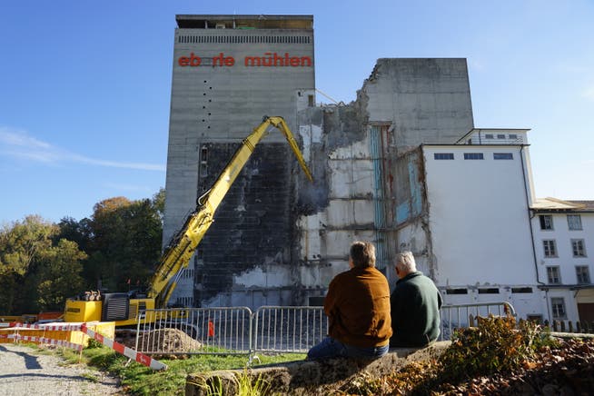 Schaulustige verfolgen, wie der in den Jahren 1962 bis 1965 gebaute 52 Meter hohe Weizensilo in Rickenbach abgebrochen wird. (Bild: Sandro Büchler)
