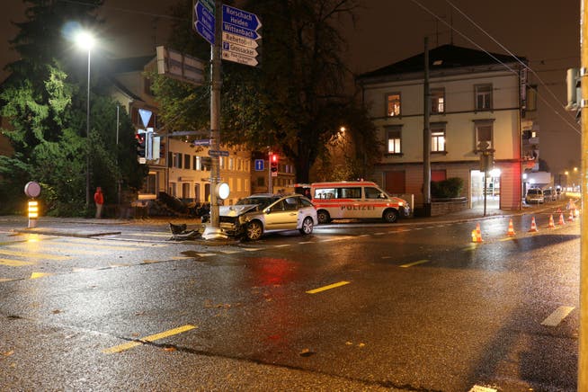 Beim Abbiegen von der Rorschacher- in die Splügenstrasse in St.Fiden die Kontrolle übers Auto verloren und gegen einen Mast gefahren. (Bilder: Stadtpolizei St.Gallen - 28. Oktober 2018)
