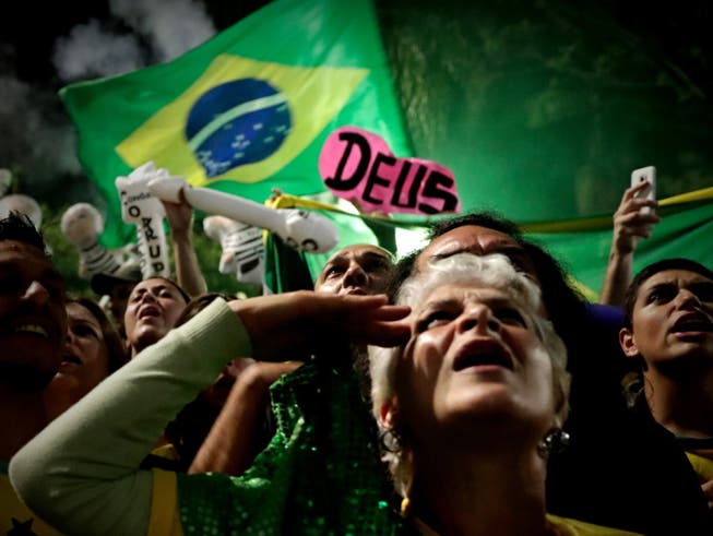 Anhänger Jair Bolsonaros feiern seinen Wahlsieg. (Bild: Fernando Bizerra/EPA) (Bild: KEYSTONE/EPA EFE/FERNANDO BIZERRA)